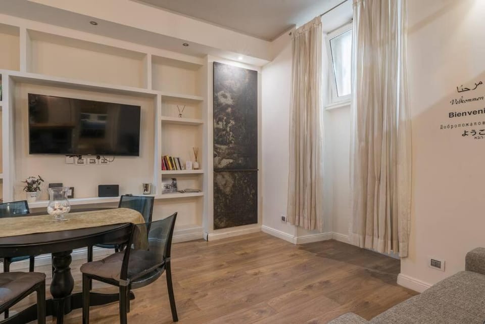 TV and multimedia, Living room, Seating area, Dining area