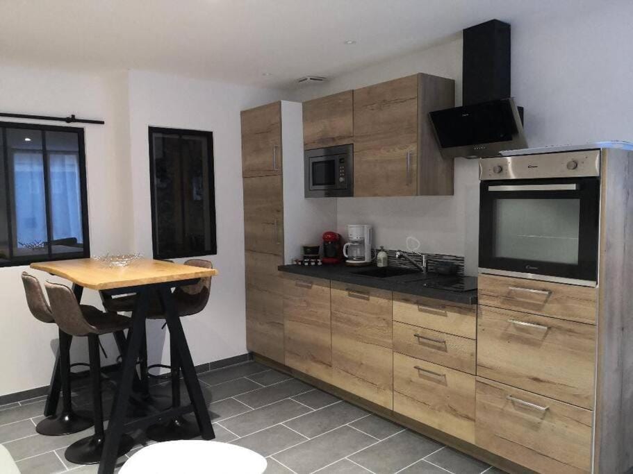 Kitchen or kitchenette, Dining area, oven, stove