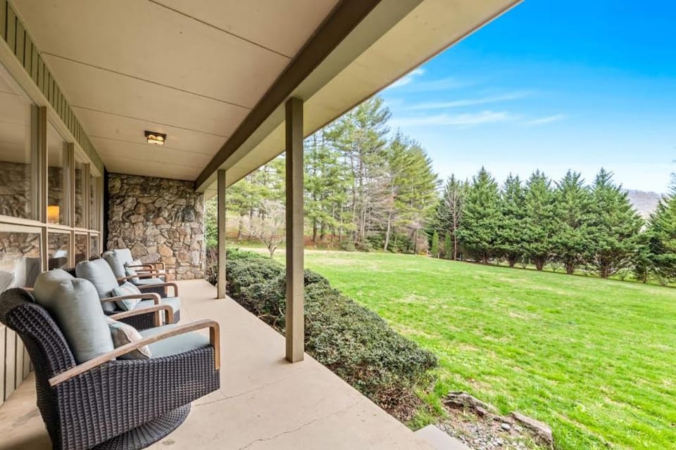 Gloryland House in Black Mountain
