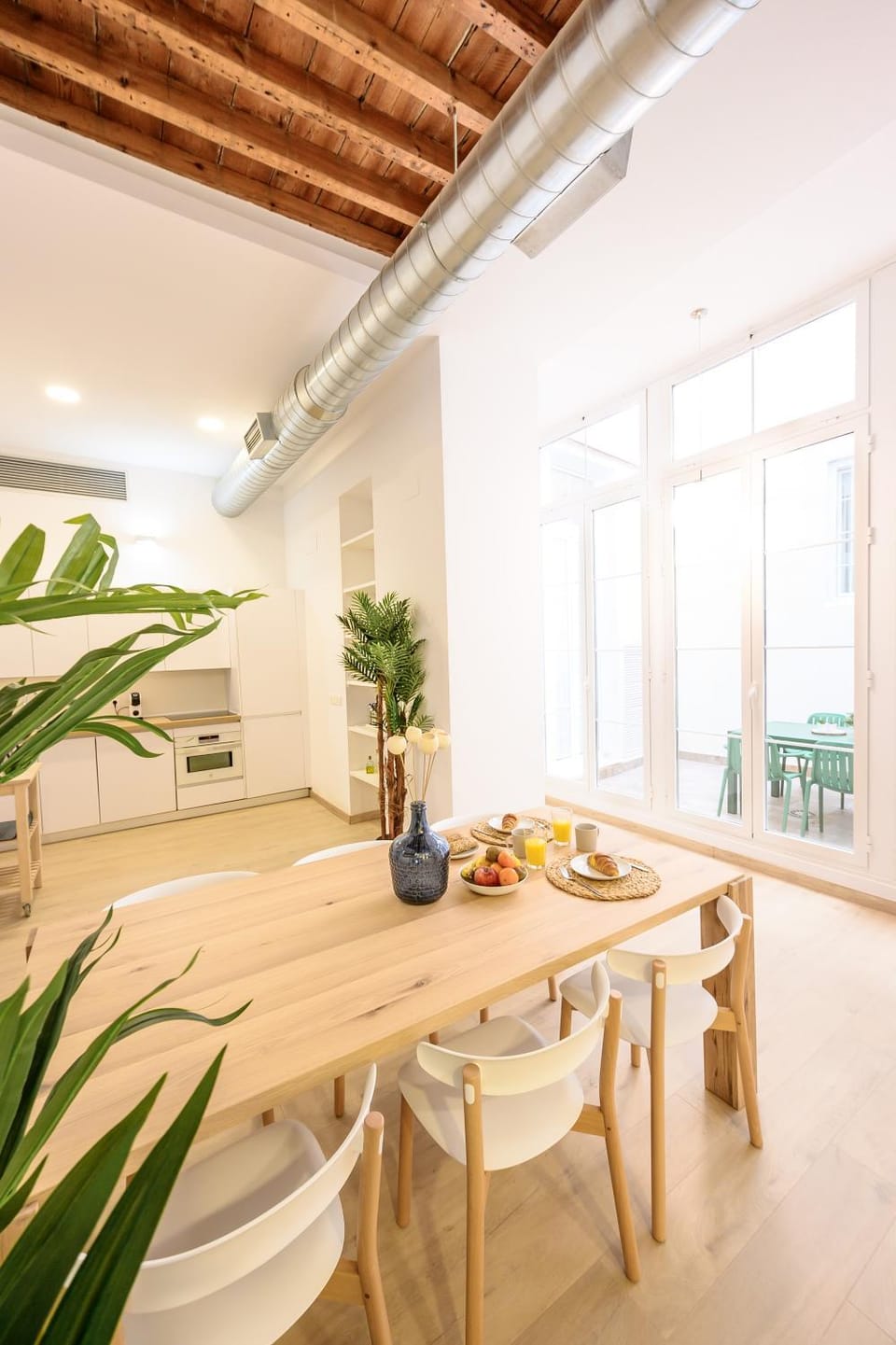 Living room, Food and drinks, Seating area, Dining area, Food