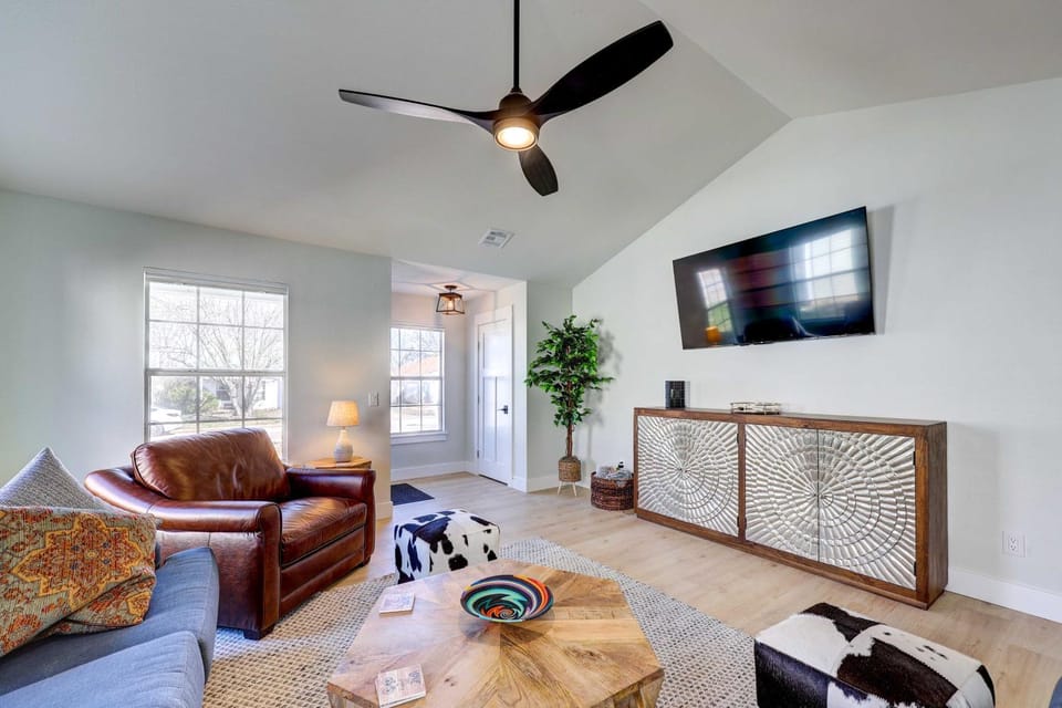 Chic Bentonville Home with Patio and Fire Pit! House in Rogers