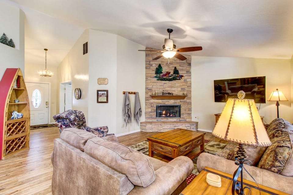 Winter Hikes & Ice Fishing Fun: Cozy Show Low Home House in Show Low