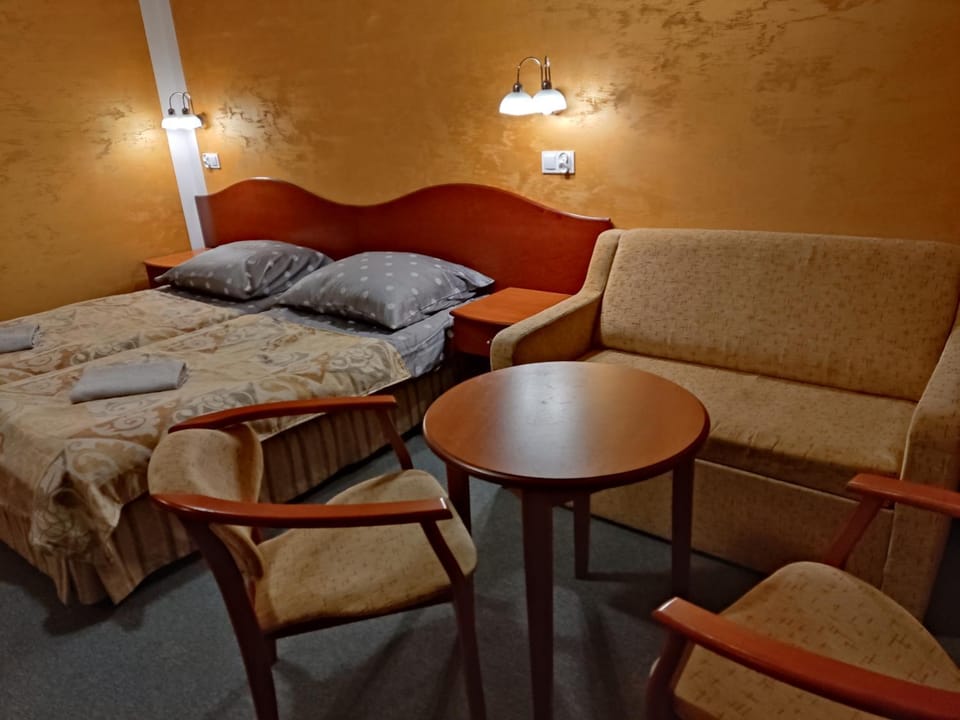 Bed, Photo of the whole room, Seating area, Bedroom