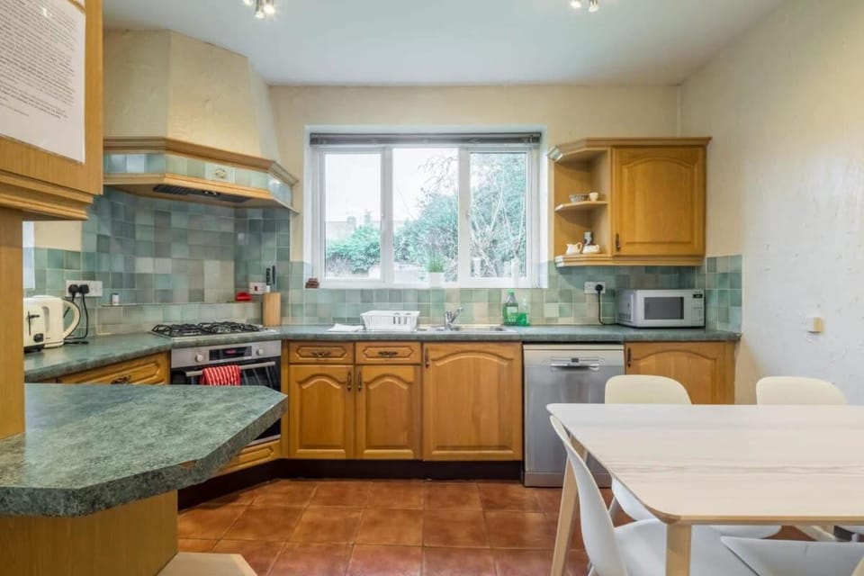 4 Bed Central Home - Perfect Location with Parking House in Cambridge
