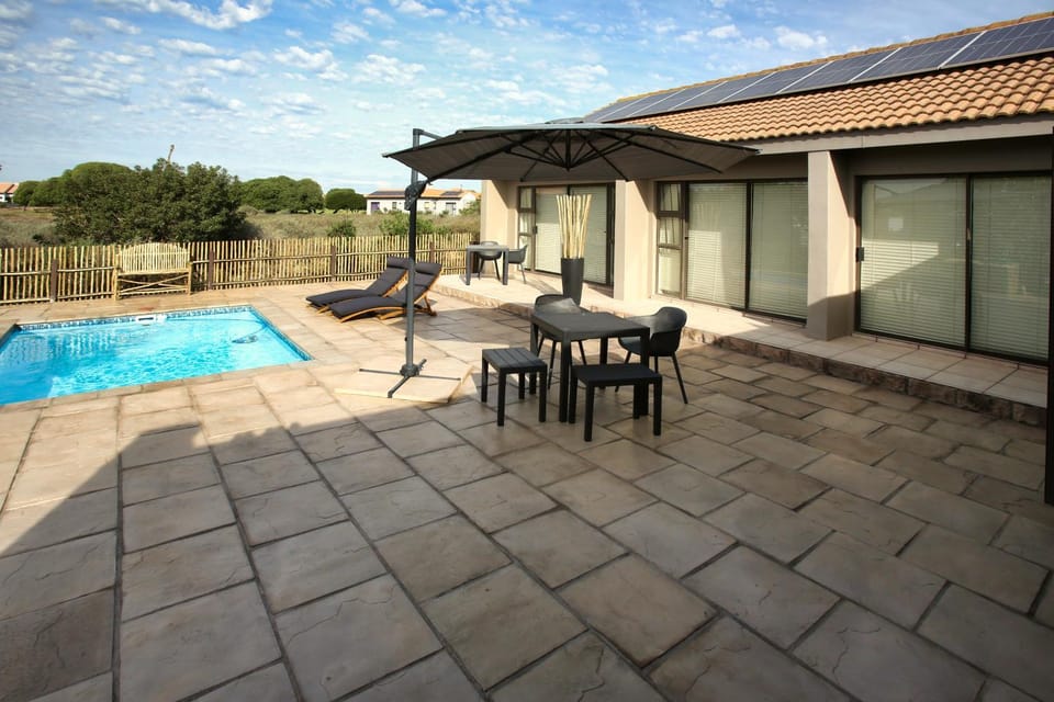 Property building, Patio, Day, Pool view, Swimming pool, sunbed