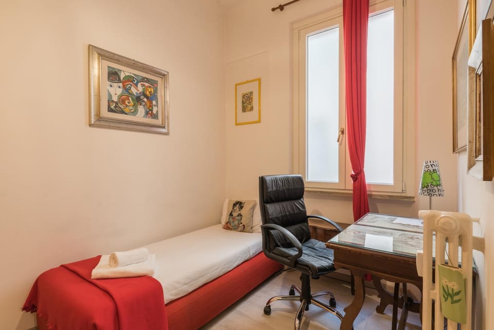 Bed, Photo of the whole room, Seating area, Bedroom