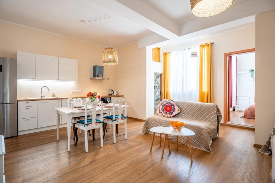 Kitchen or kitchenette, Living room, Seating area, Dining area, oven, stove