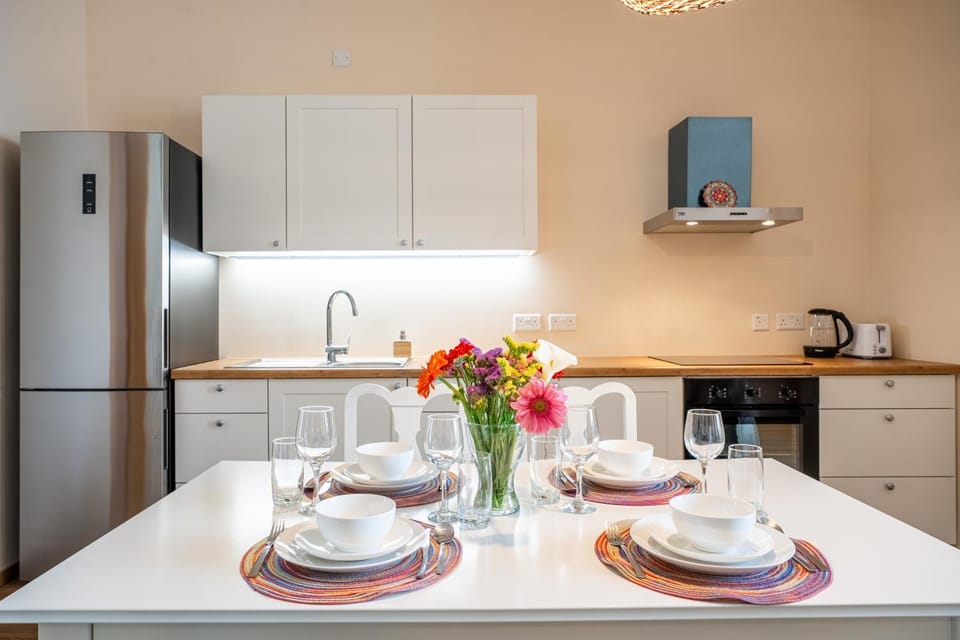 Coffee/tea facilities, Kitchen or kitchenette, Dining area, oven, stove