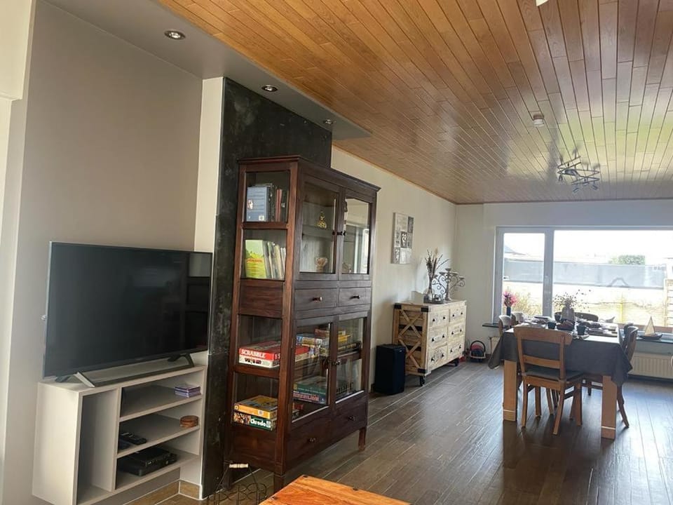 TV and multimedia, Seating area, Dining area