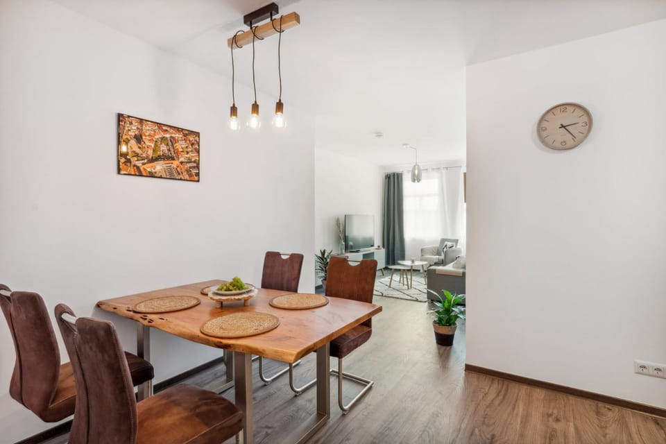 Kitchen or kitchenette, Living room, Seating area, Dining area, Food