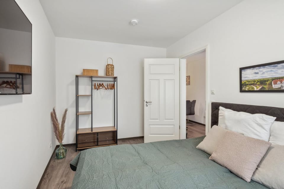 Bed, TV and multimedia, Photo of the whole room, Bedroom, wardrobe