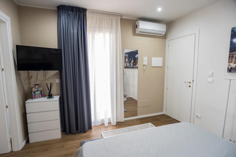 TV and multimedia, Photo of the whole room, Bedroom