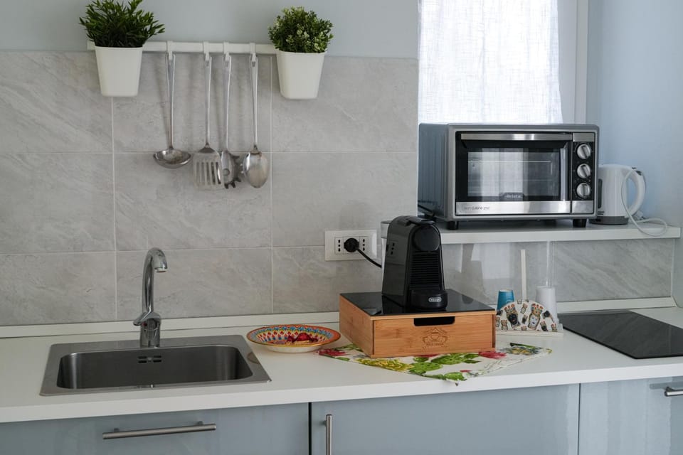 Kitchen or kitchenette, oven, kitchen