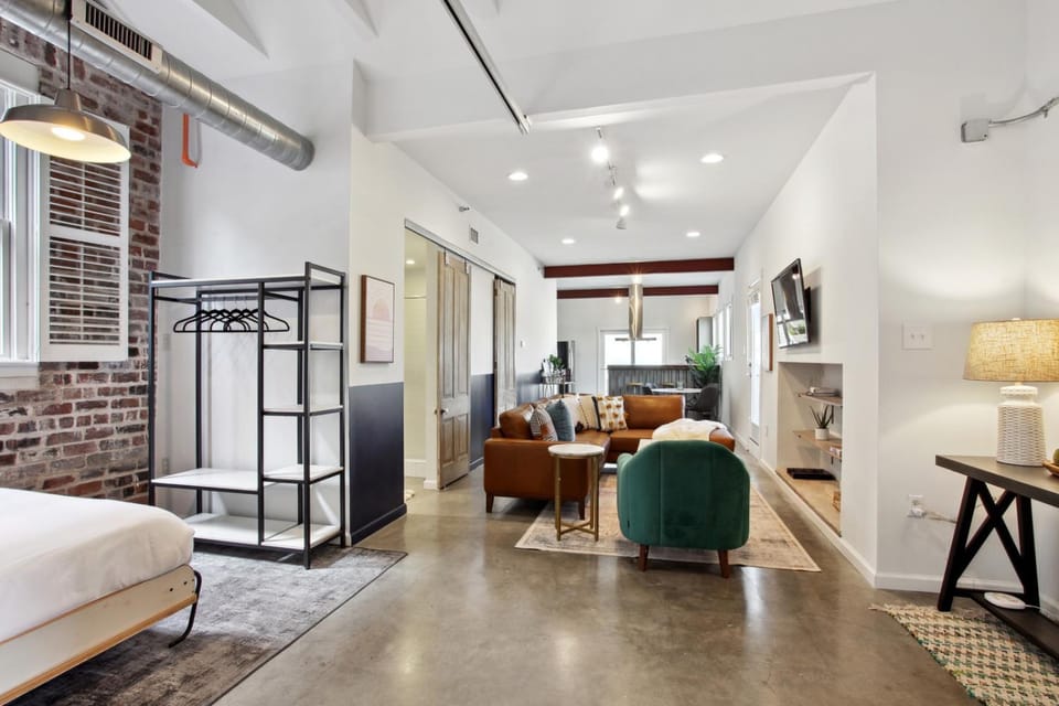 Warehouse District Lovely One Bedroom and Den Apartment in Warehouse District