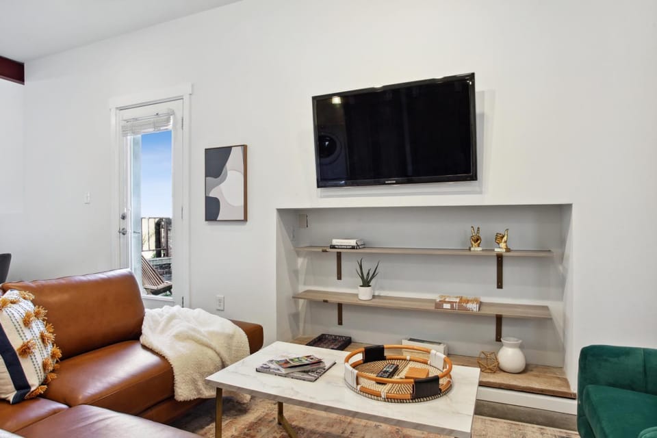 Warehouse District Lovely One Bedroom and Den Apartment in Warehouse District
