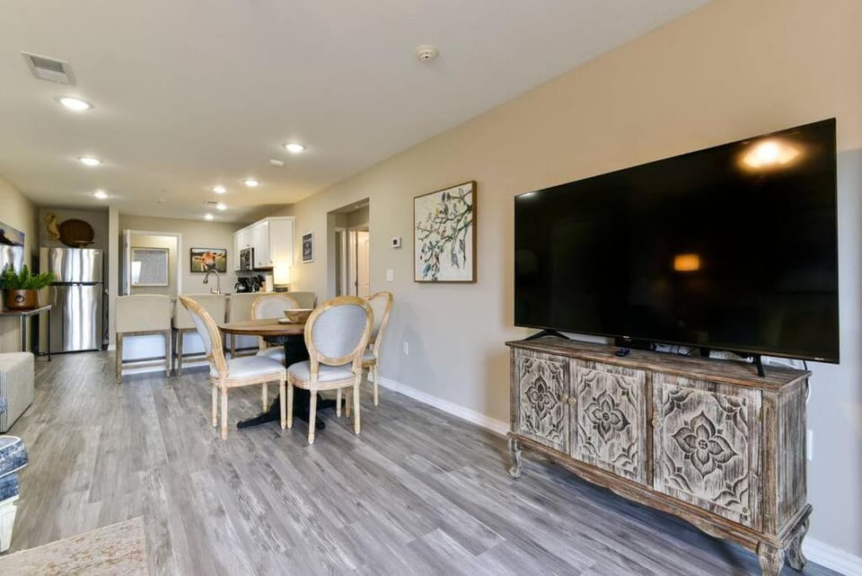 Branson's Newest Gem: City View Condo,Patio & Pool Apartment in Branson