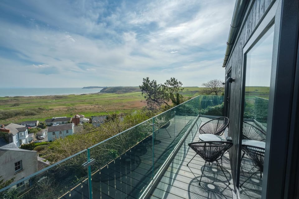 Property building, Natural landscape, Balcony/Terrace, Sea view