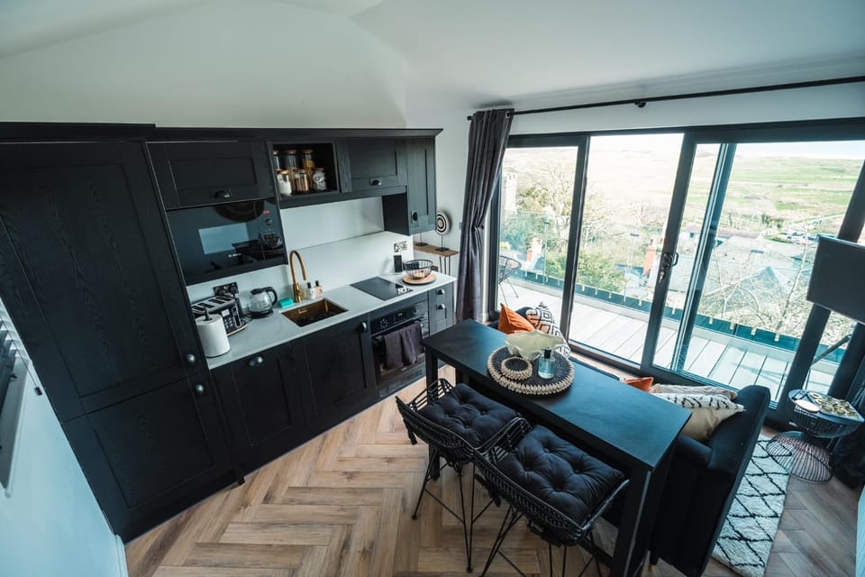 Food and drinks, Dining area, Sea view, minibar, pet friendly, stove, kitchen