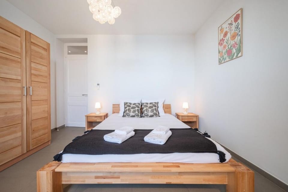 Bed, Photo of the whole room, Bedroom, towels