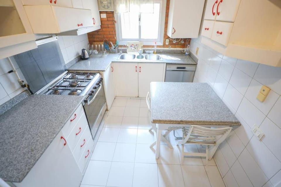 Kitchen or kitchenette, Dining area, oven, stove