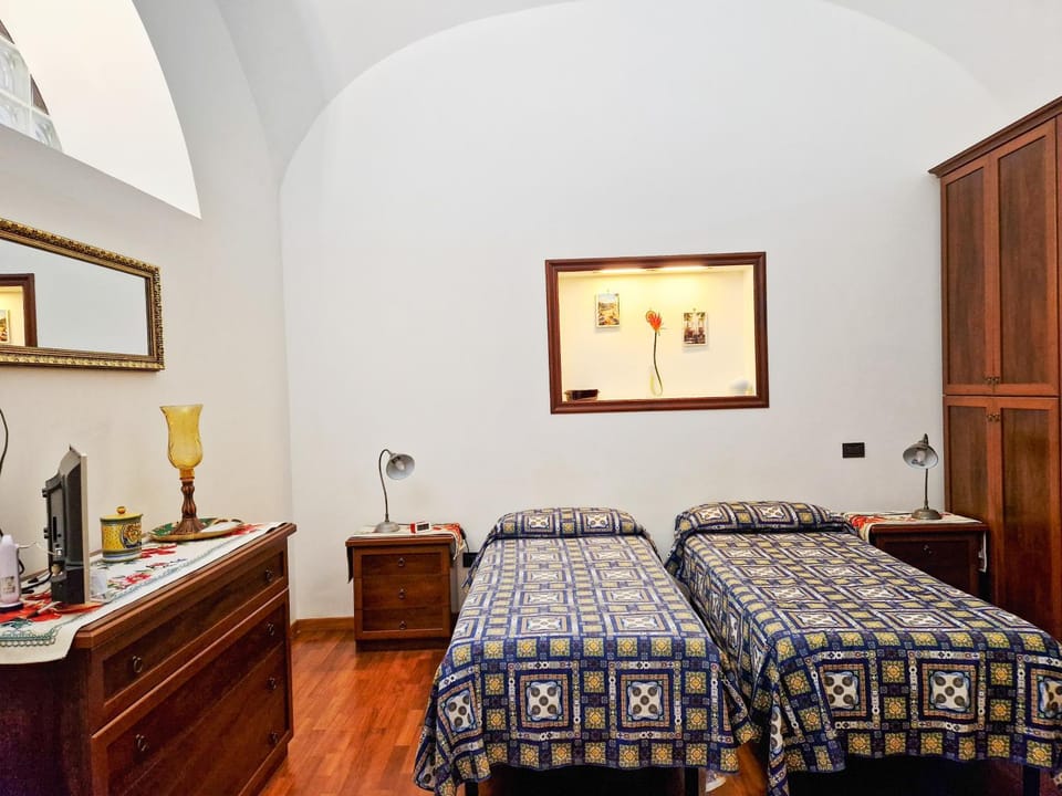 Bed, TV and multimedia, Bedroom, wardrobe