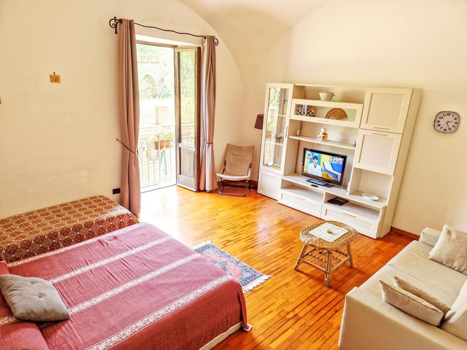 Bed, TV and multimedia, View (from property/room), Bedroom