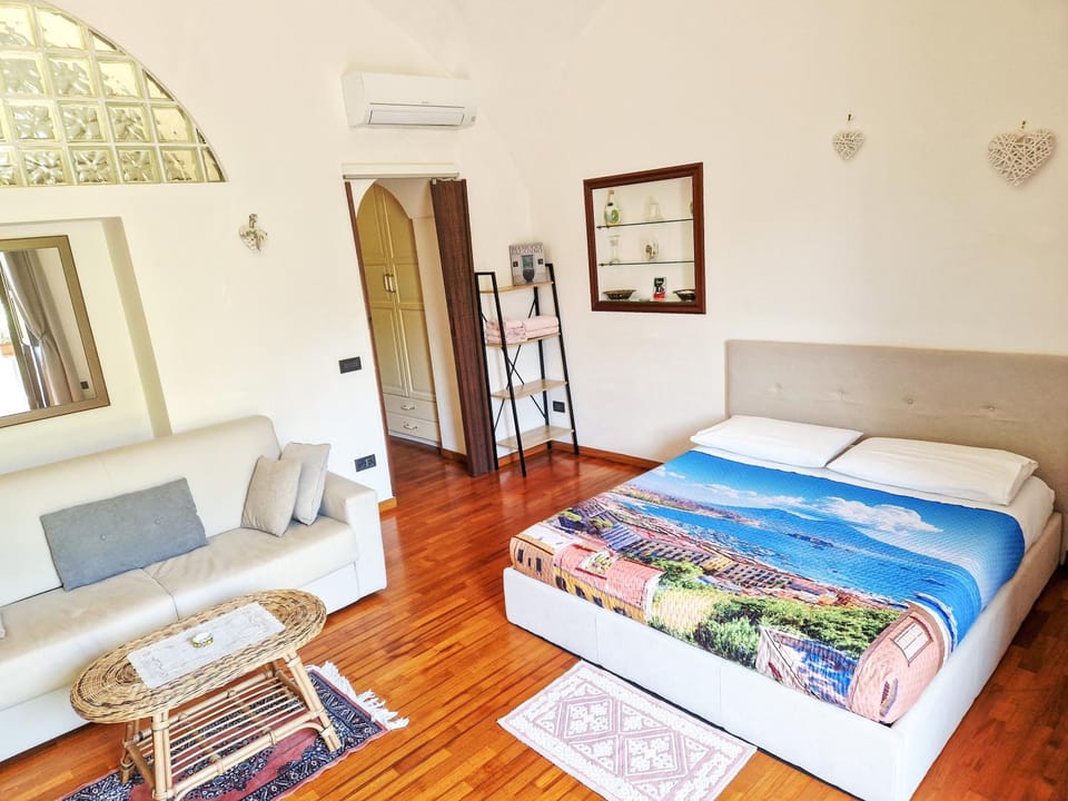 Bed, Photo of the whole room, Seating area, Bedroom, air conditioner