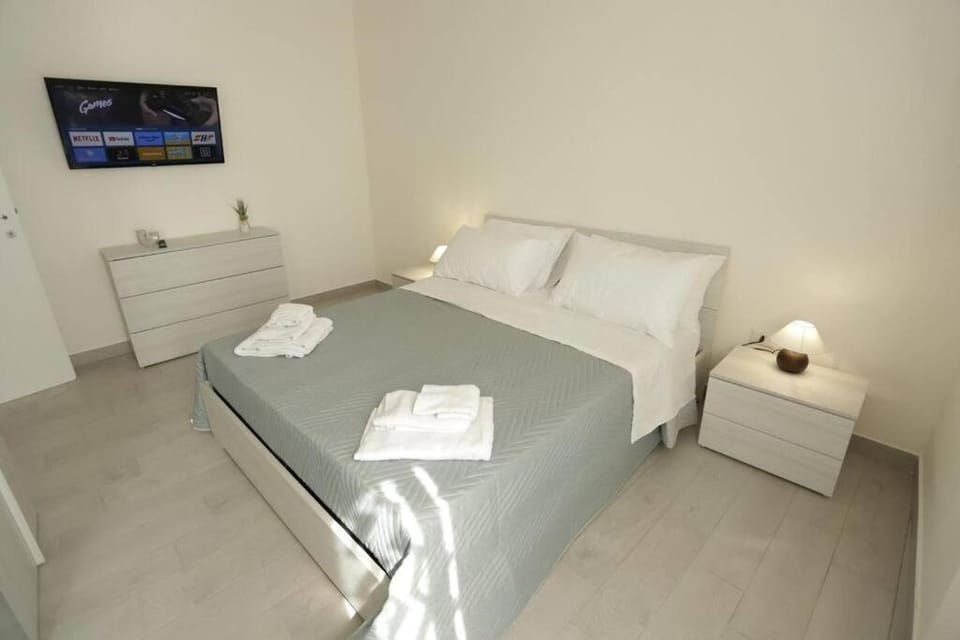 Bed, TV and multimedia, Photo of the whole room, Bedroom, towels