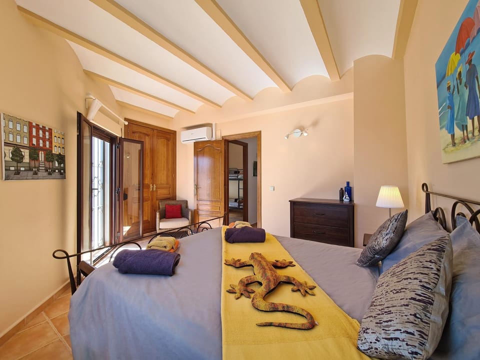 Bed, Photo of the whole room, Bedroom