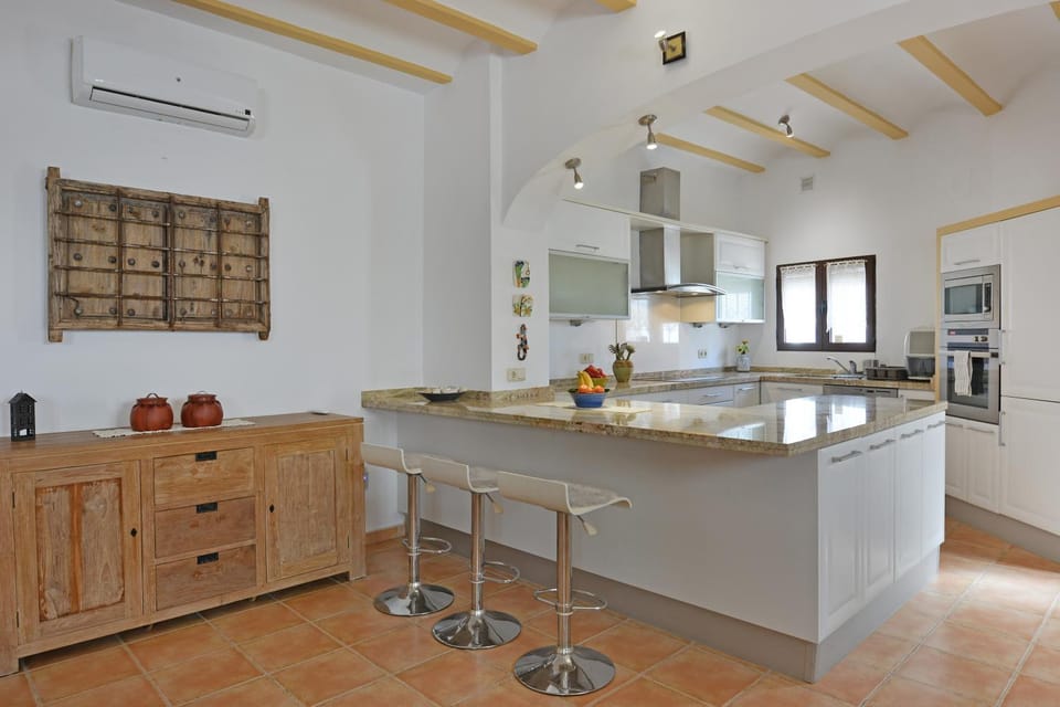 Kitchen or kitchenette, minibar
