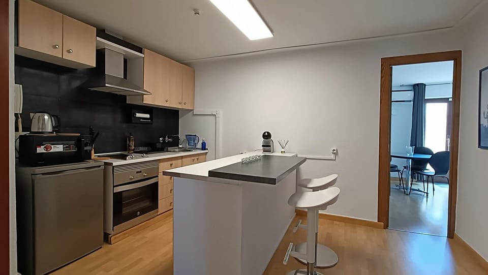 Kitchen or kitchenette, Dining area, minibar, stove, toaster