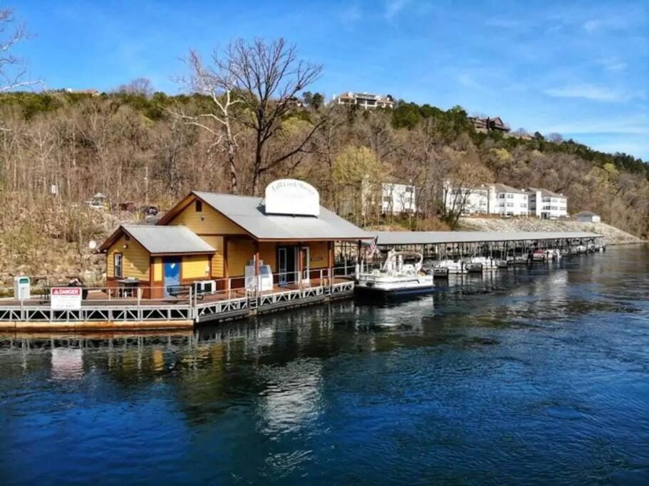 Sparkling Designer 3 bed Suite by Taneycomo Apartment in Branson