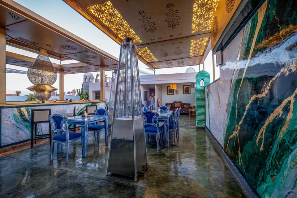 Restaurant/places to eat, Food and drinks, Seating area, Food, locker