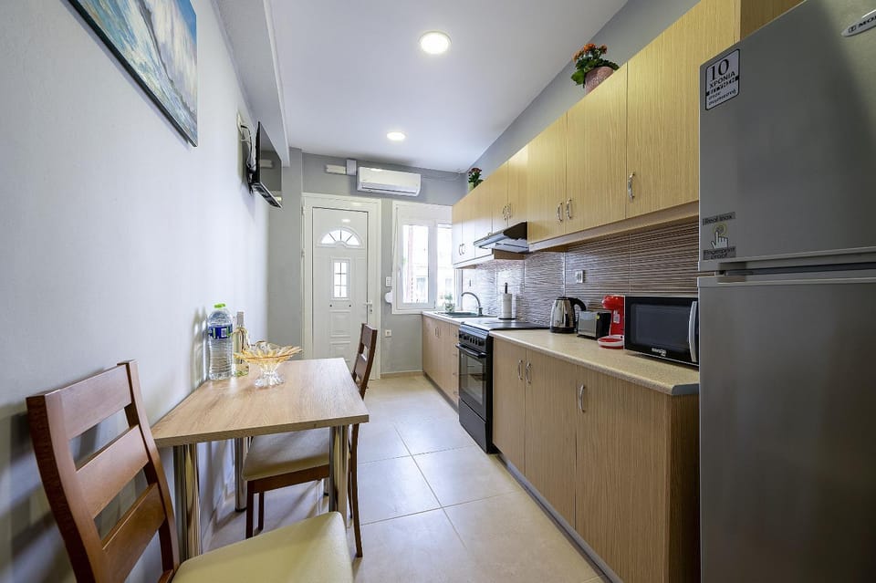 Kitchen or kitchenette, Living room, Dining area, pet friendly, stove, toaster