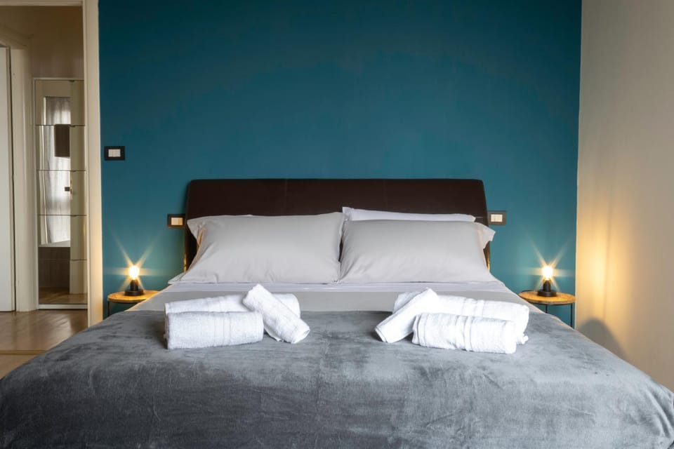Bed, towels