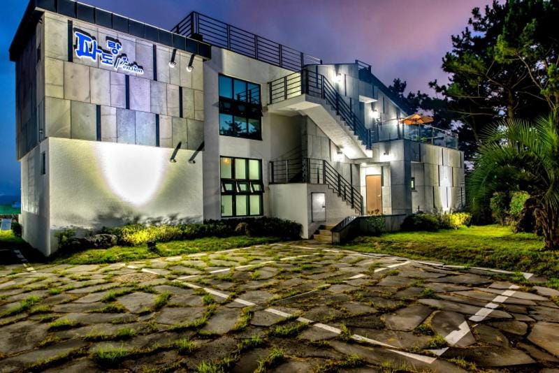 Sea and Wave Country House in South Korea