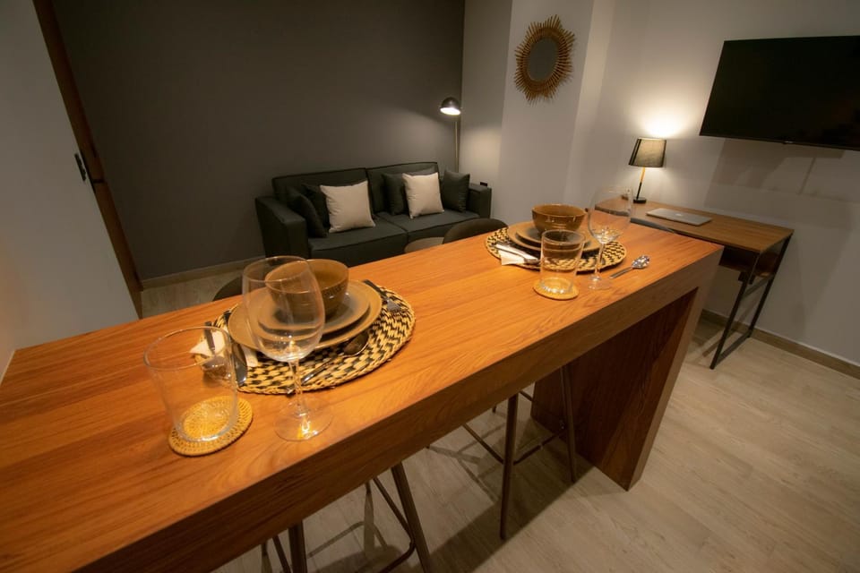 TV and multimedia, Living room, Food and drinks, Seating area, Dining area