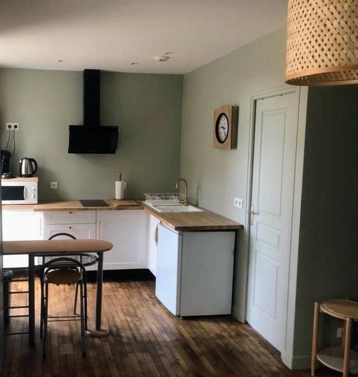 Kitchen or kitchenette, Dining area, minibar, stove