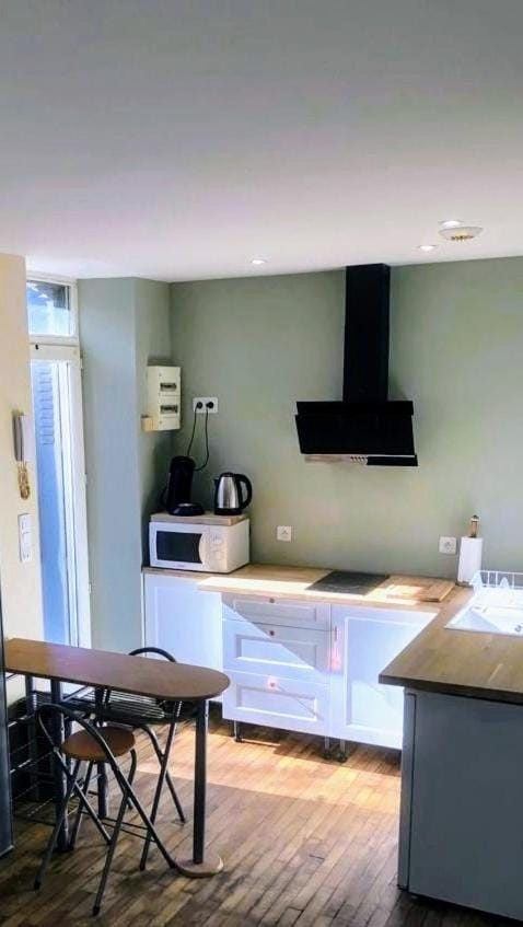 Kitchen or kitchenette, Dining area, minibar, stove