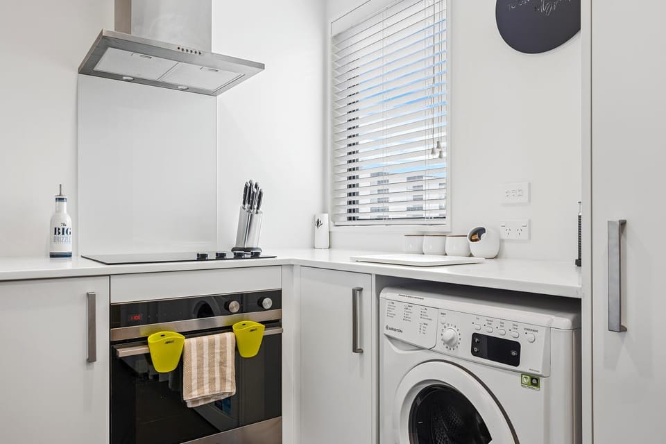 Kitchen or kitchenette, minibar, washing machine, dryer
