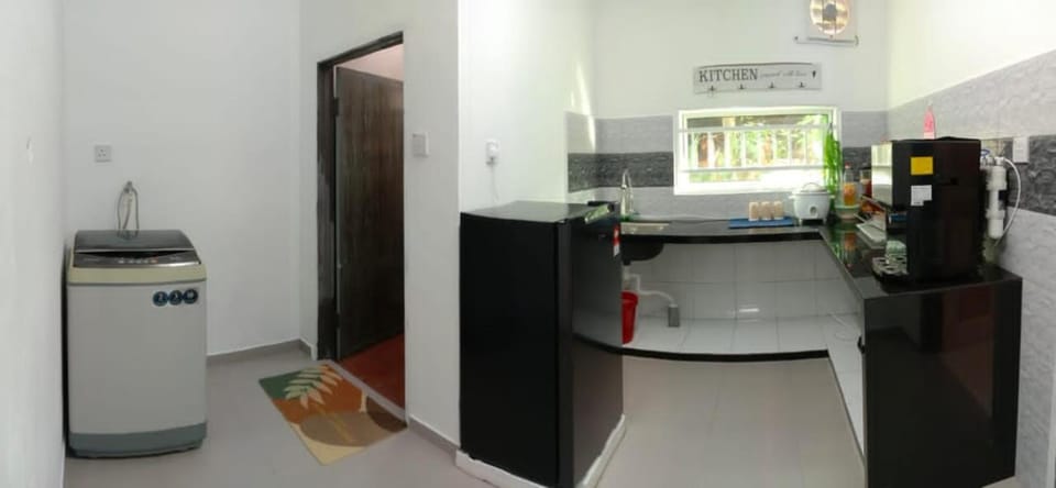 Kitchen or kitchenette, dishwasher, stove