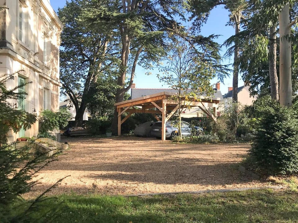 Maison de maître avec piscine et jardin - cœur des Coteaux du Layon, proche Angers et Saumur - FR-1-622-55 Bed and Breakfast in Pays de la Loire