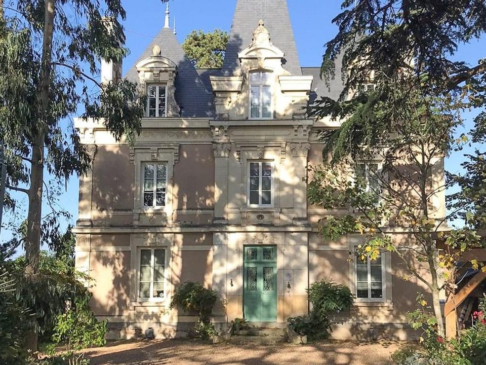 Maison de maître avec piscine et jardin - cœur des Coteaux du Layon, proche Angers et Saumur - FR-1-622-55 Bed and Breakfast in Pays de la Loire