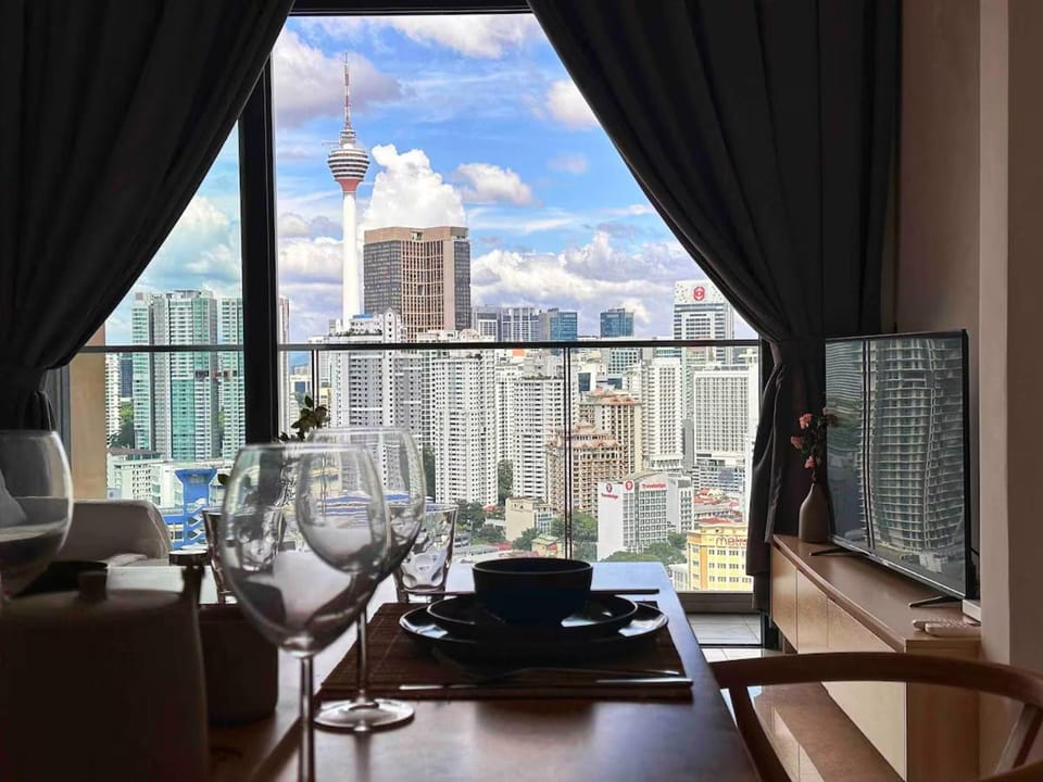 Day, TV and multimedia, Living room, Seating area, Dining area, City view, hair dresser