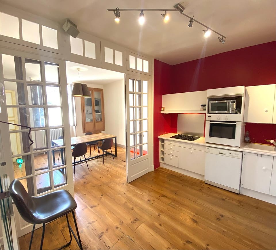 Kitchen or kitchenette, Dining area