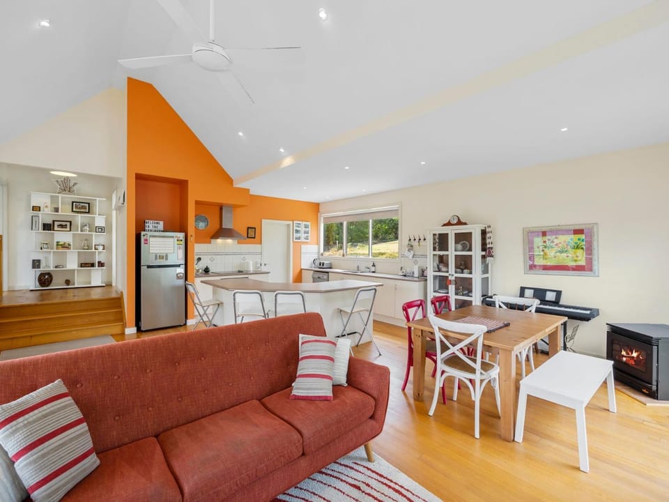 Kitchen or kitchenette, Living room, Seating area, Dining area, stove
