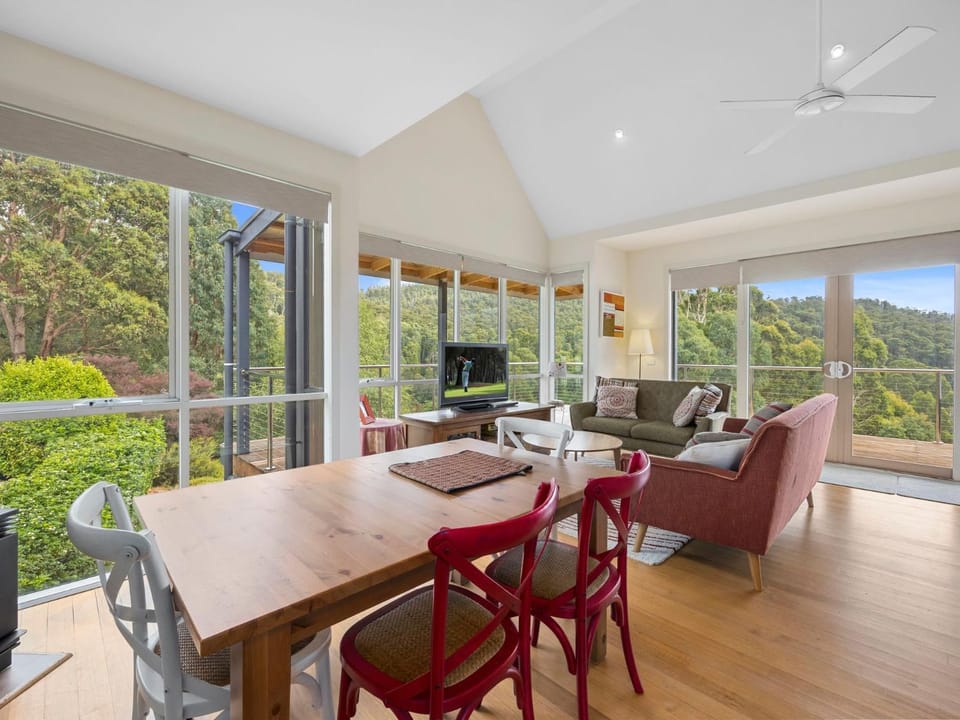 Communal lounge/ TV room, Natural landscape, TV and multimedia, View (from property/room), Living room, Seating area, Dining area, Mountain view