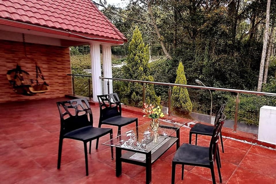 Property building, Patio, Spring, Day, Garden, View (from property/room), Balcony/Terrace, Balcony/Terrace, Living room, Seating area, Dining area, Garden view