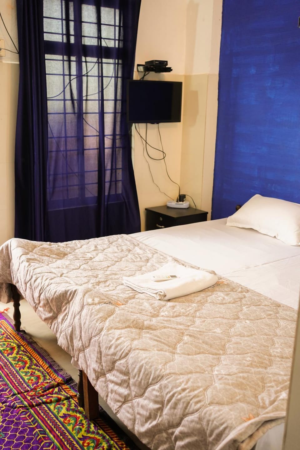 Bed, TV and multimedia, Bedroom