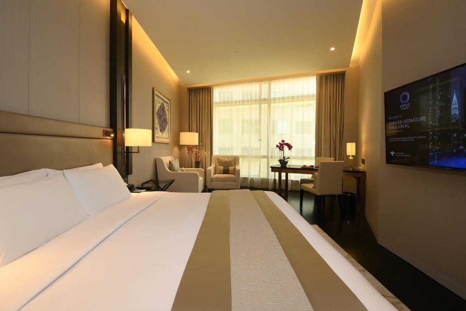 Bed, TV and multimedia, Photo of the whole room, Seating area, Bedroom